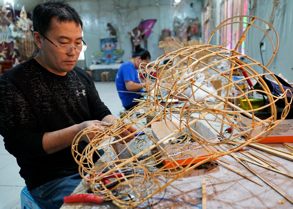 10月14日，在山東省濰坊市寒亭區的一家風箏作坊，工作人員在制作風箏。新華社記者 楊世堯 攝