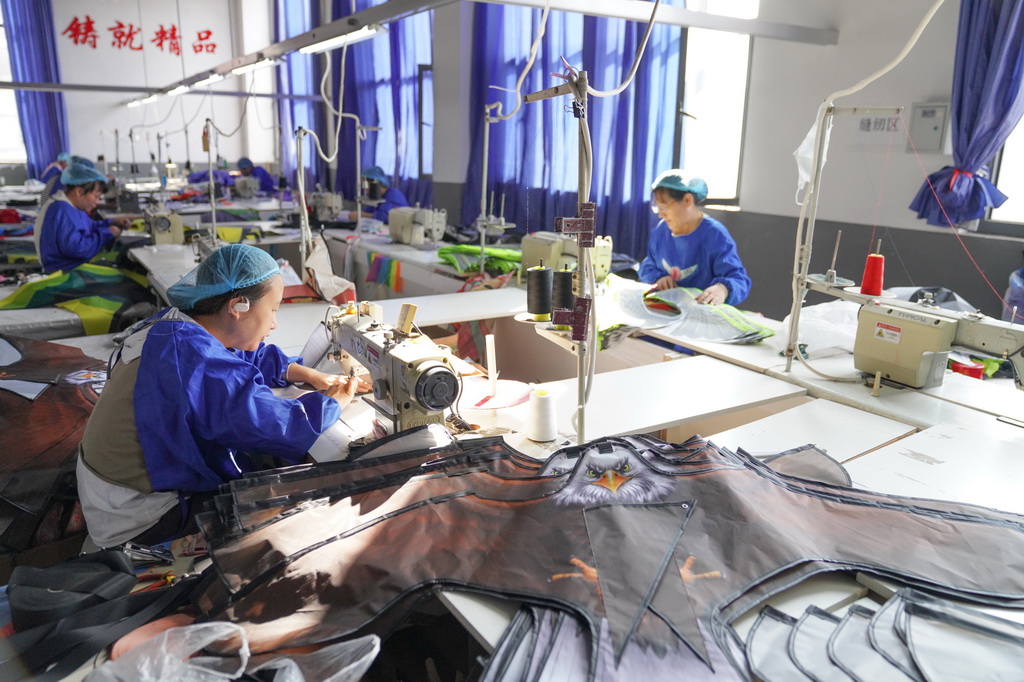 10月14日，在山東省濰坊市寒亭區的一家風箏生產企業，工人在制作風箏。新華社記者 尹棟遜 攝