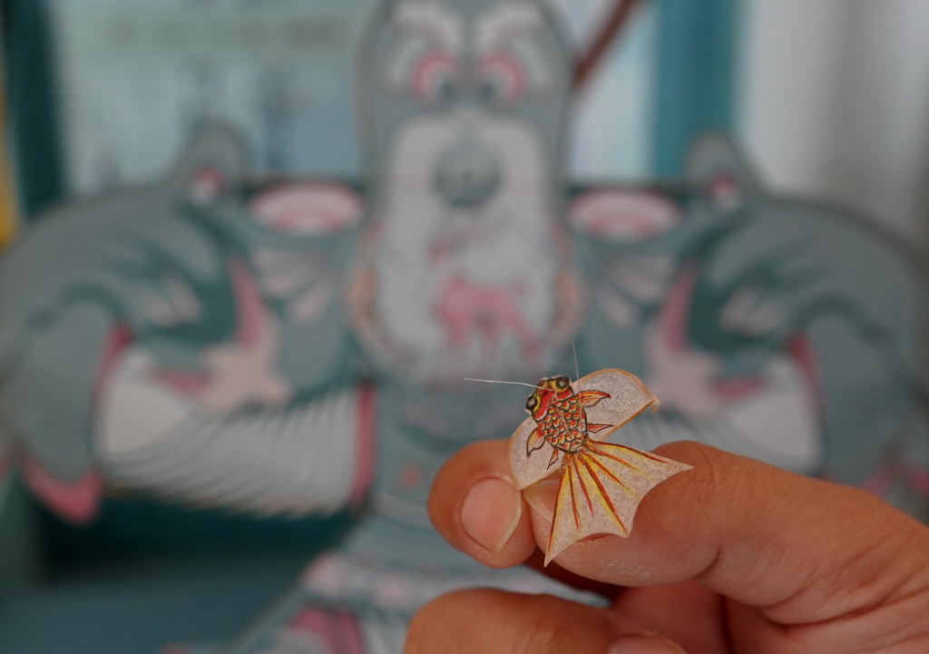 10月14日，在山東省濰坊市寒亭區的一家風箏作坊，工作人員在展示一款迷你風箏。新華社記者 楊世堯 攝