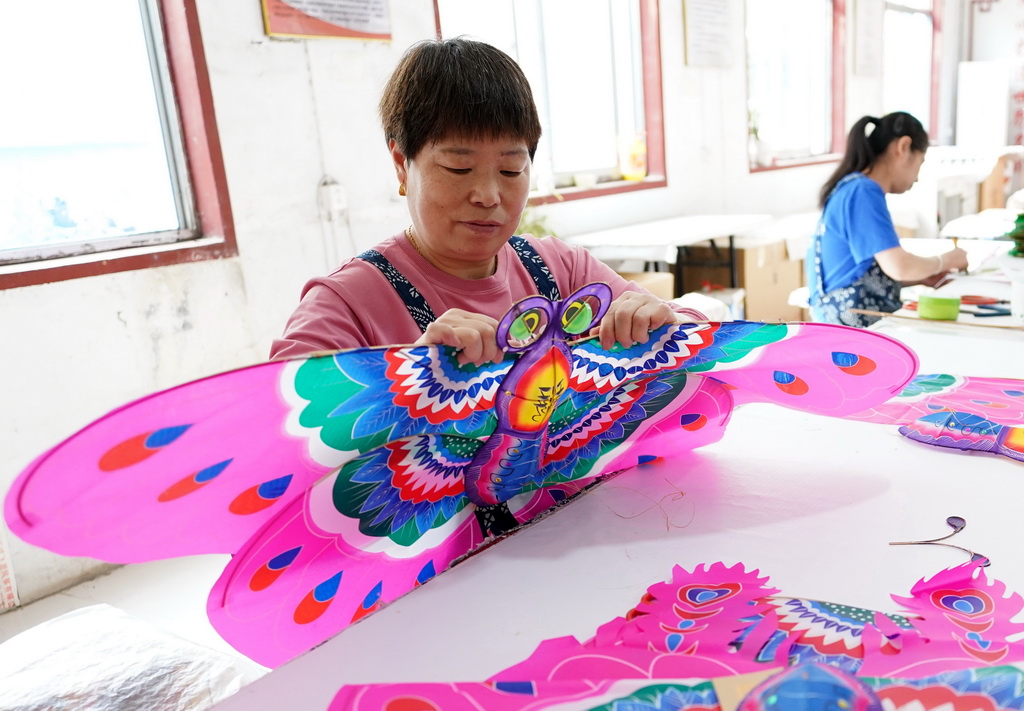 10月14日，在山東省濰坊市寒亭區的一家風箏作坊，工作人員在制作風箏。新華社記者 楊世堯 攝