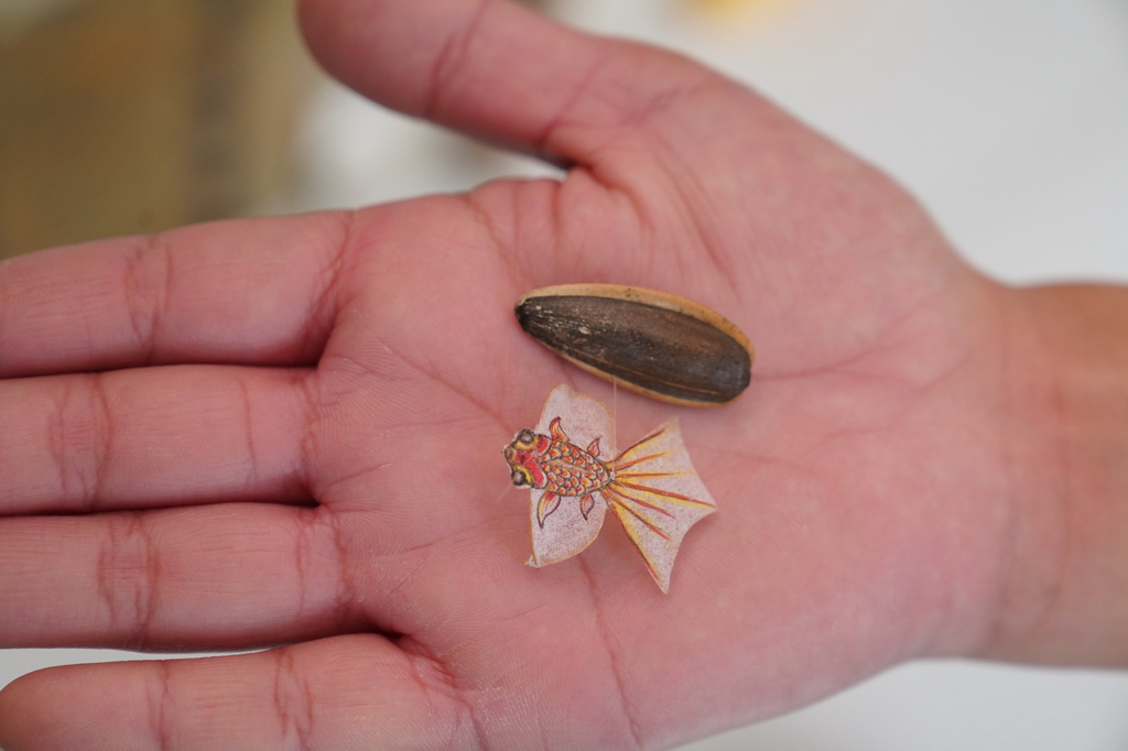 10月14日，在山東省濰坊市寒亭區的一家風箏作坊，工作人員在展示一款迷你風箏。新華社記者 尹棟遜 攝