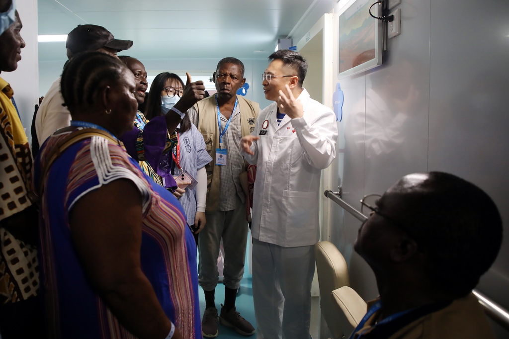 10月9日，中國海軍“和平方舟”號醫院船在喀麥隆開展醫療服務。