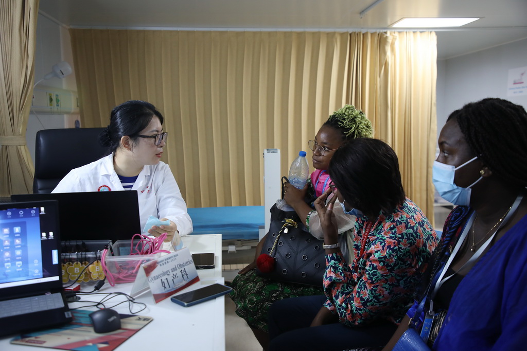 10月9日，中國海軍“和平方舟”號醫院船在喀麥隆開展醫療服務。