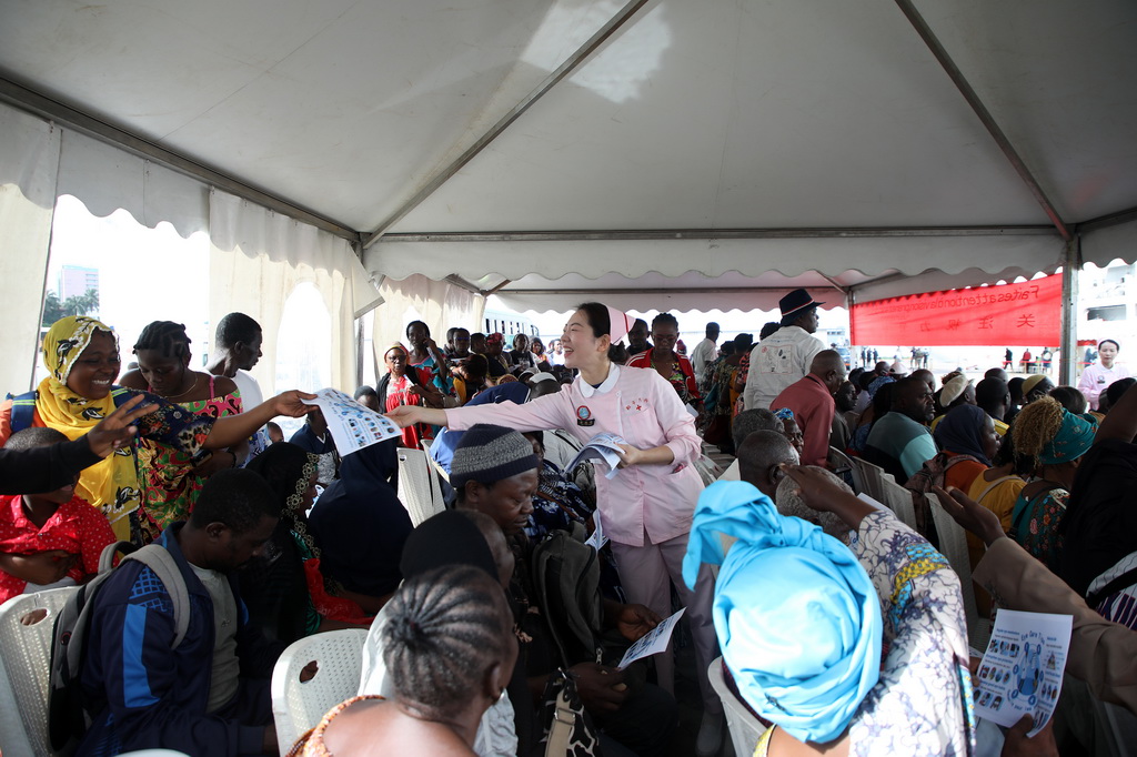 10月10日，中國海軍“和平方舟”號醫院船在喀麥隆開展活動，醫務人員發放宣傳手冊。