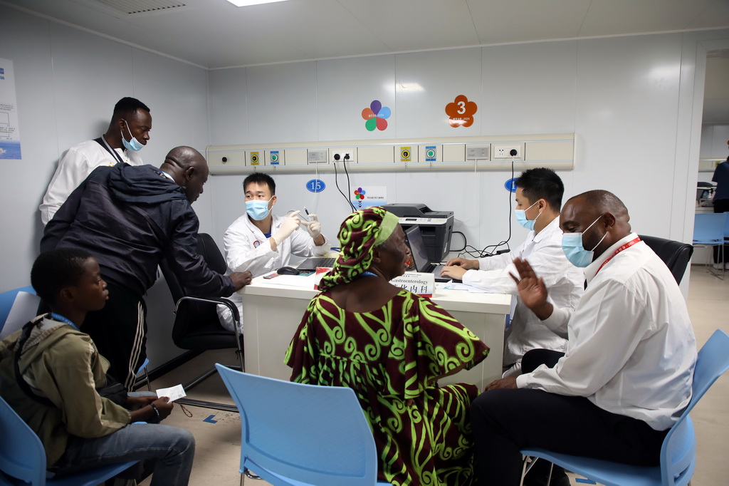 10月9日，中國海軍“和平方舟”號醫院船在喀麥隆開展醫療服務。