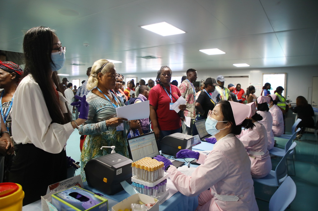 10月9日，中國海軍“和平方舟”號醫院船在喀麥隆開展醫療服務。