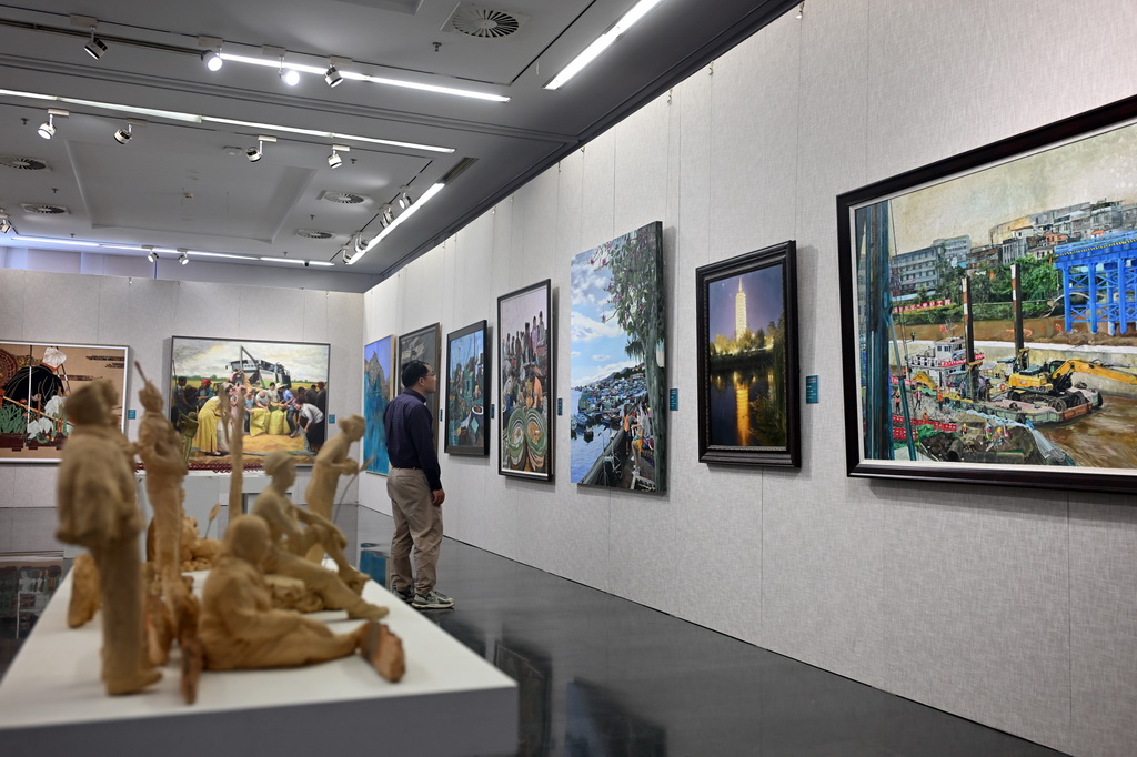 10月15日，觀眾在參觀展覽。