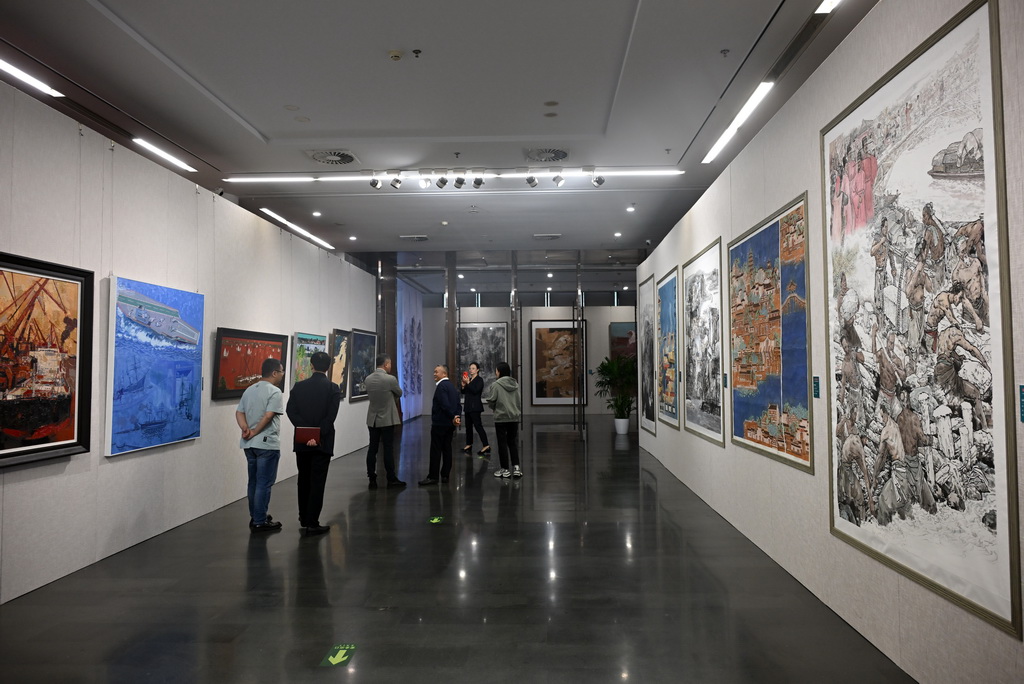 10月15日，觀眾在參觀展覽。