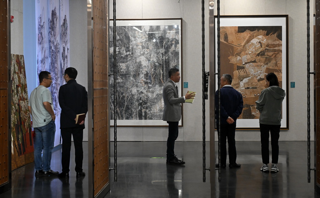 10月15日，觀眾在參觀展覽。