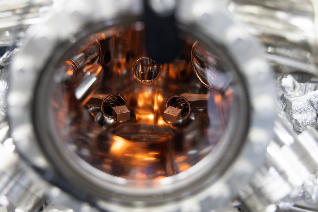 10月16日，科研人員在低溫原位掃描隧道-角分辨光電子譜實驗站放置實驗樣品。