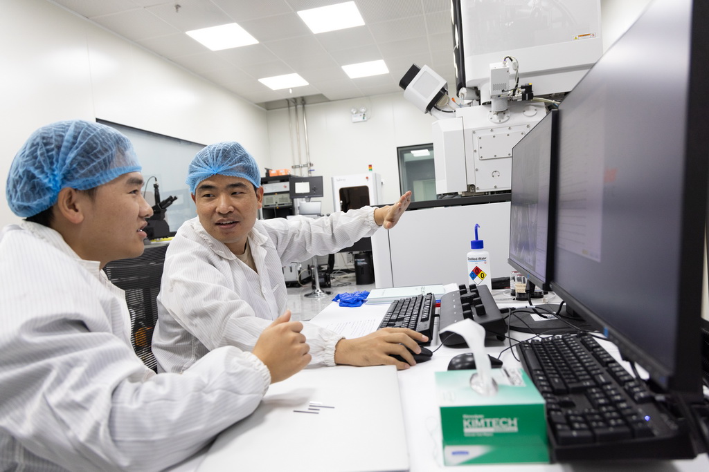 10月16日，科研人員在高壓原位多物理量協同測量實驗站討論工作。