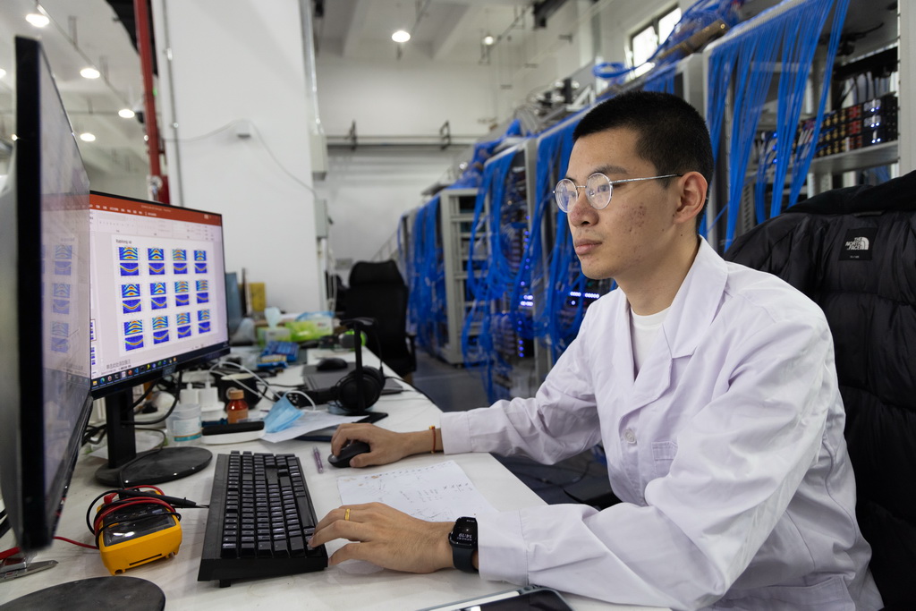 10月16日，科研人員在極低溫超導量子器件調控實驗站觀測實驗數據。