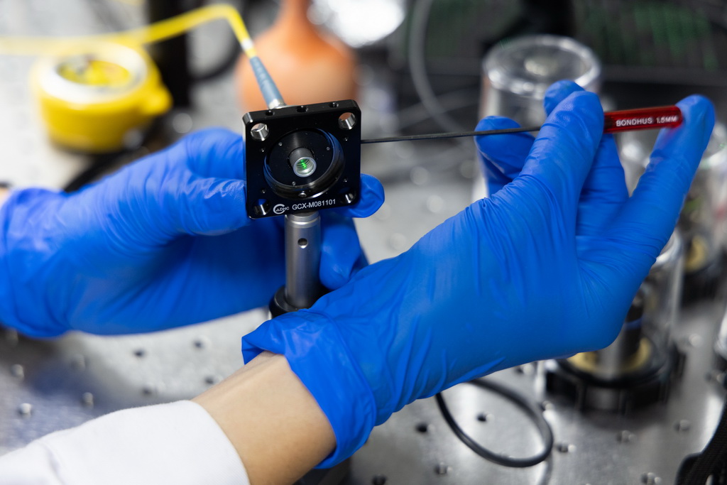 10月16日，科研人員在極端條件光譜測量-拉曼實驗站調試光路。