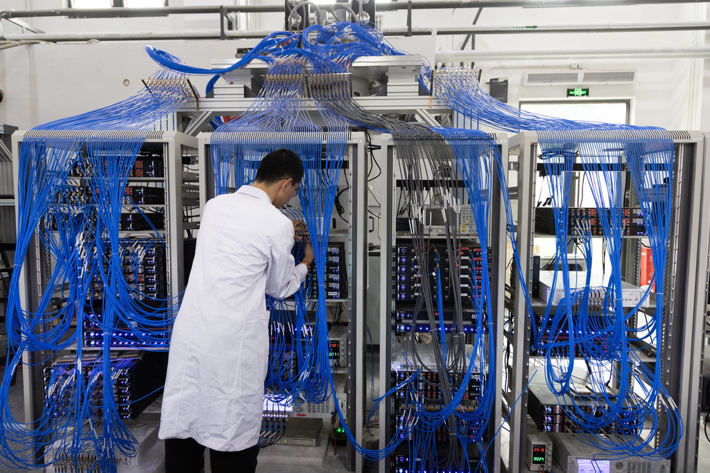 10月16日，科研人員在極低溫超導量子器件調控實驗站維護實驗設備。