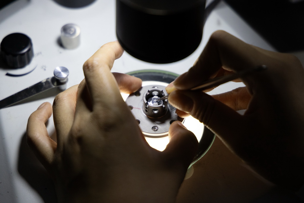 10月16日，科研人員在高壓原位多物理量協同測量實驗站處理樣品。