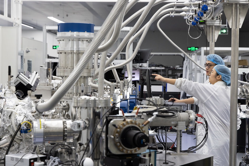 10月16日，科研人員在超快光場物性研究系統實驗站討論實驗進展。