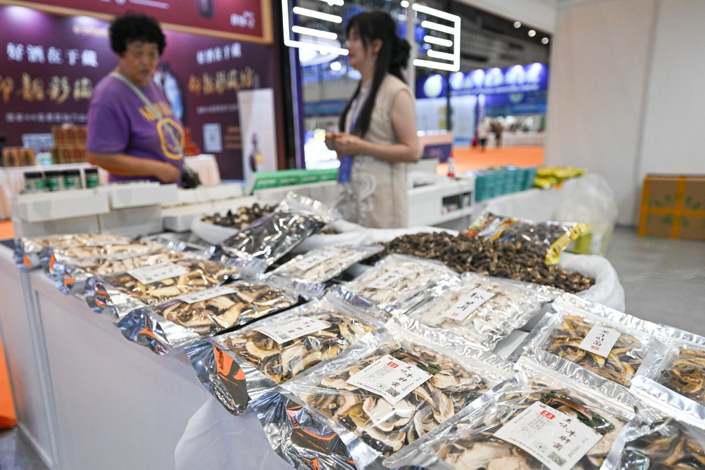 10月17日在2024第二屆海南國際熱帶食材供應鏈博覽會上拍攝的產自中國云南的菌類產品。