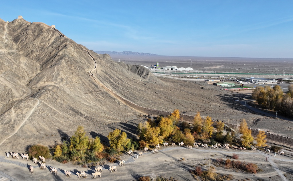 這是嘉峪關關城附近的懸壁長城（無人機照片，10月17日攝）。