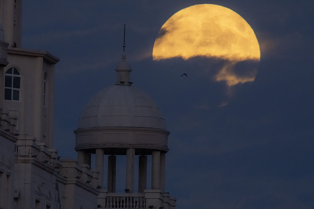 10月17日在黑龍江省齊齊哈爾市勞動湖景區拍攝的“超級月亮”穿越云層。新華社發（王勇剛攝）