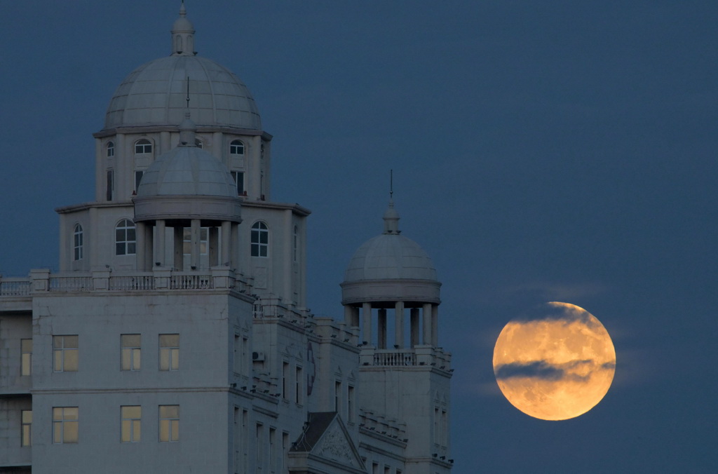 10月17日在黑龍江省齊齊哈爾市勞動湖景區拍攝的“超級月亮”。新華社發（王勇剛攝）