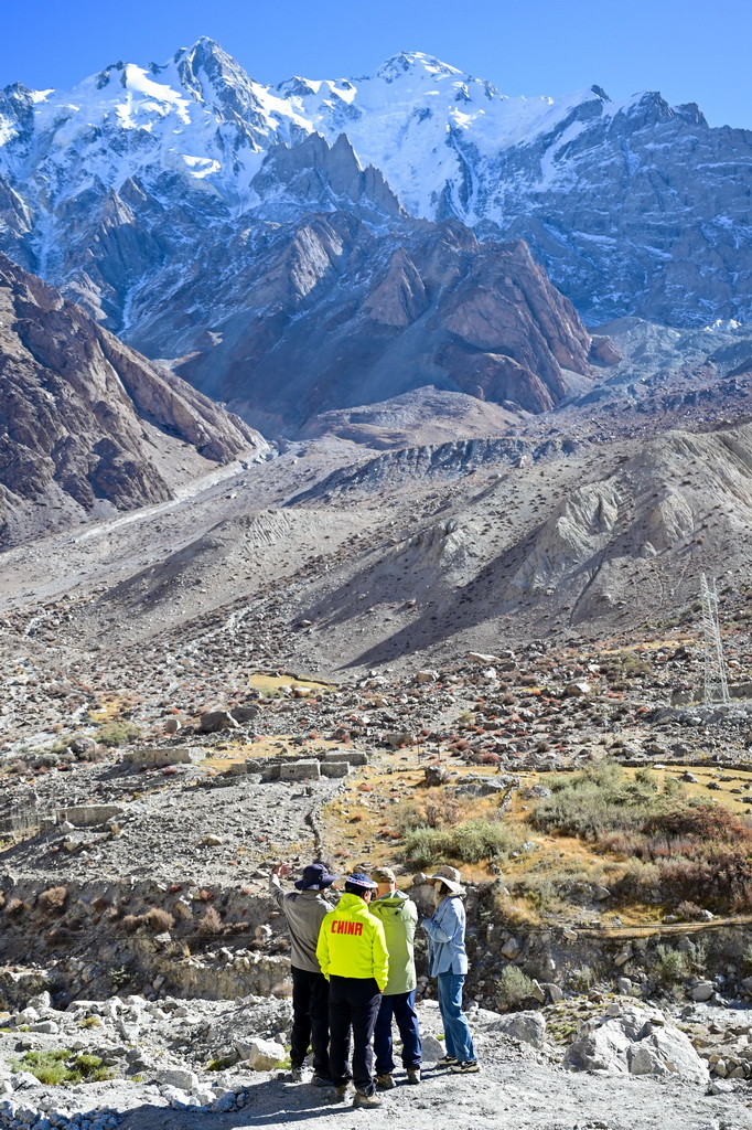 在新疆克孜勒蘇柯爾克孜自治州阿克陶縣布倫口鄉，專家學者在查看遠處的古道（10月19日攝）。