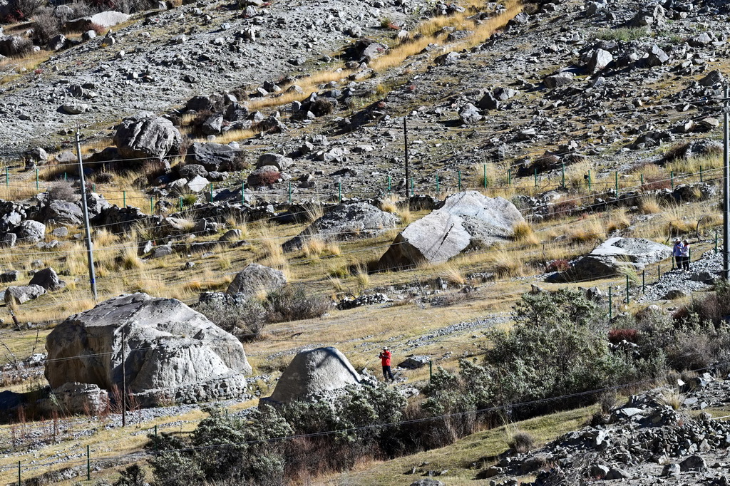 在新疆克孜勒蘇柯爾克孜自治州阿克陶縣布倫口鄉，專家學者在查看一處古驛站（10月19日攝）。
