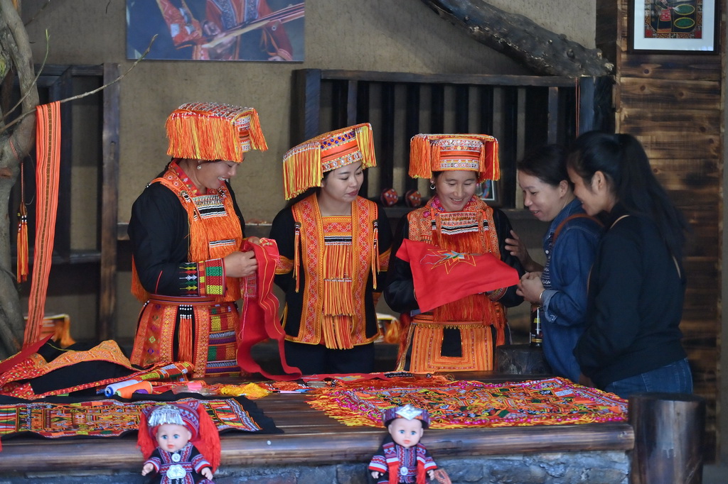 10月23日，游客在梧州市蒙山縣長坪瑤族鄉民族文化體驗基地參觀瑤族刺繡。