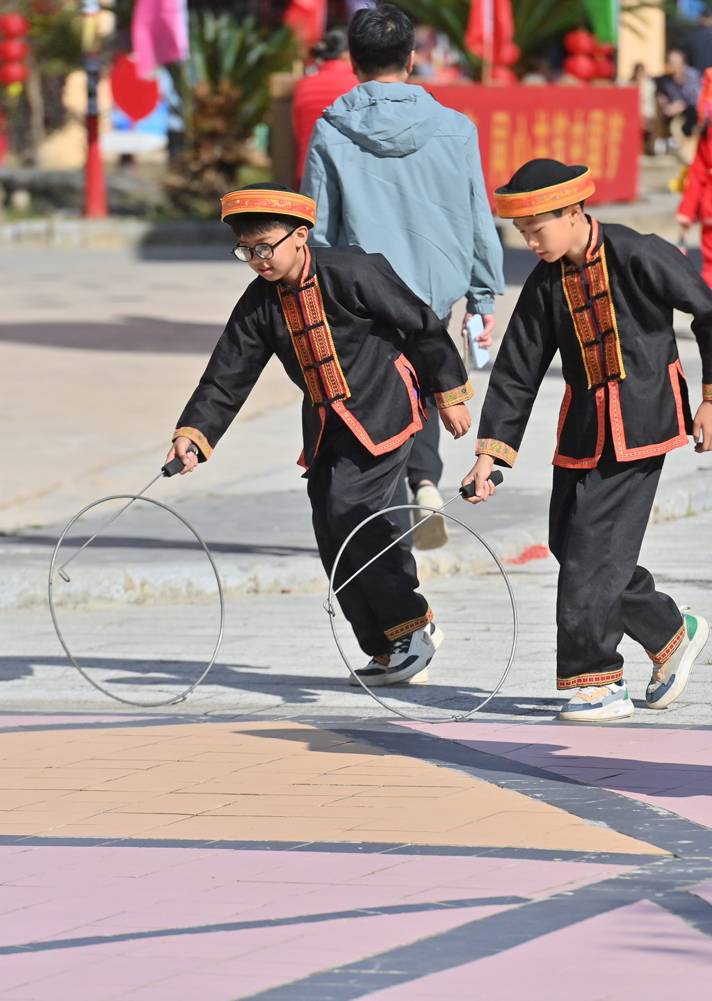 10月23日，瑤族少年在梧州市蒙山縣長坪瑤族鄉圖騰廣場滾鐵環。