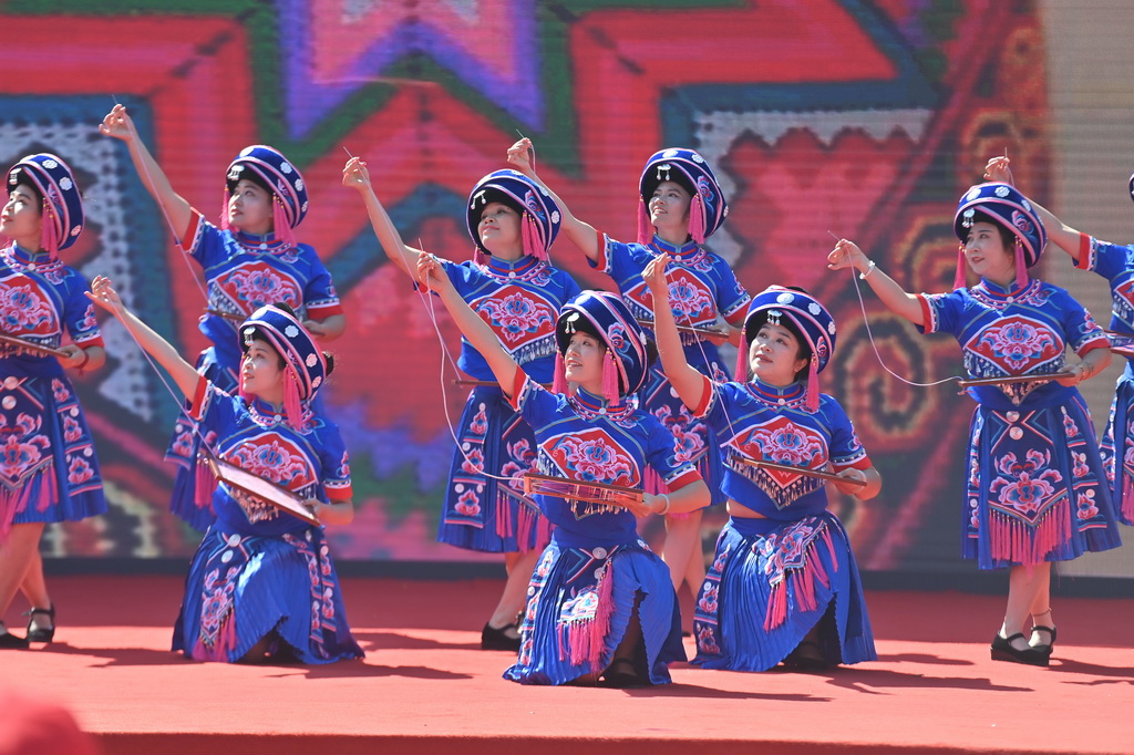 10月23日，演員在梧州市蒙山縣長坪瑤族鄉圖騰廣場展示瑤族刺繡。