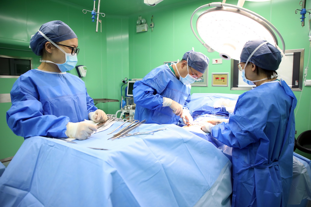 10月20日，中國海軍“和平方舟”號醫院船在貝寧科托努開展醫療服務。新華社發（劉志磊攝）