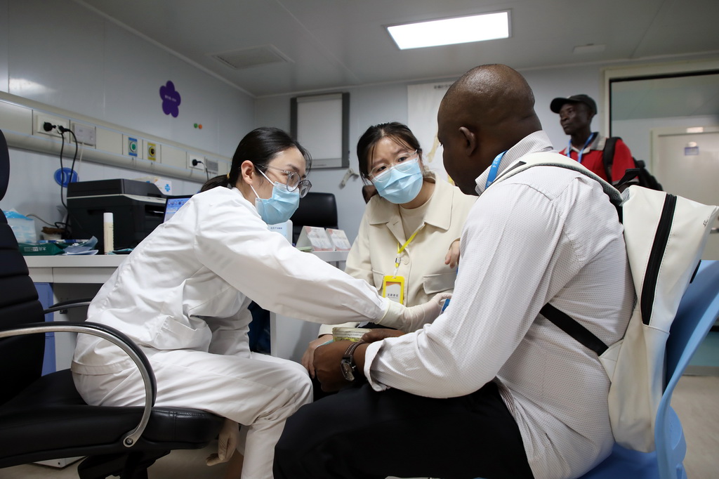 10月20日，中國海軍“和平方舟”號醫院船在貝寧科托努開展醫療服務。新華社發（劉志磊攝）