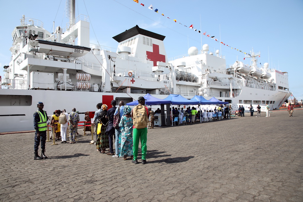 10月20日，中國海軍“和平方舟”號醫院船在貝寧科托努開展醫療服務。新華社發（劉志磊攝）
