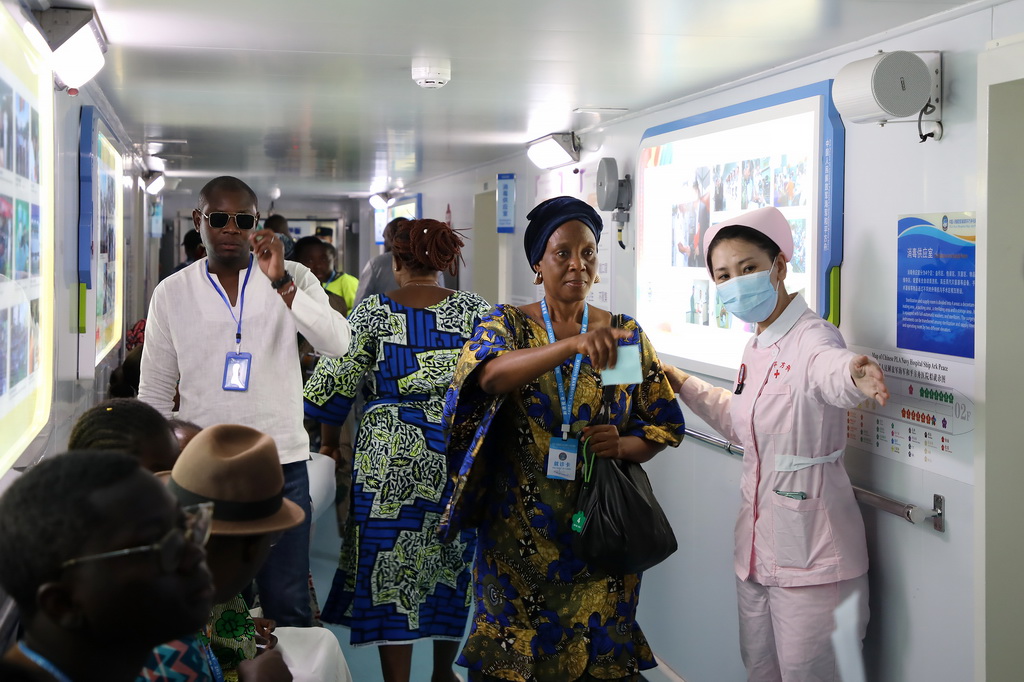 10月20日，中國海軍“和平方舟”號醫院船在貝寧科托努開展醫療服務。新華社發（劉志磊攝）