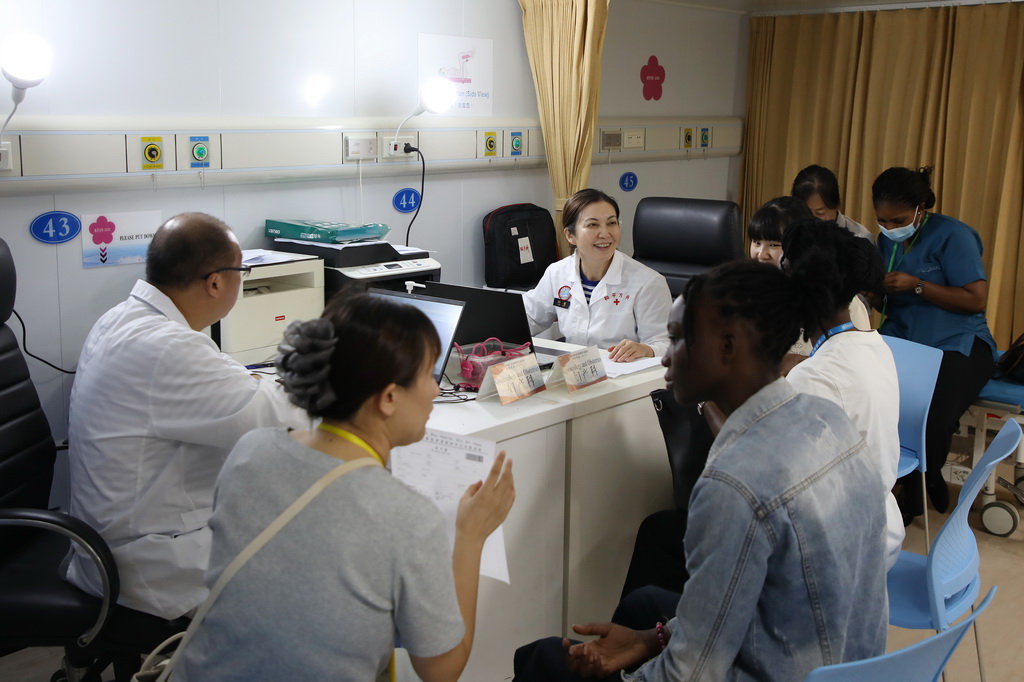 10月20日，中國海軍“和平方舟”號醫院船在貝寧科托努開展醫療服務。新華社發（劉志磊攝）