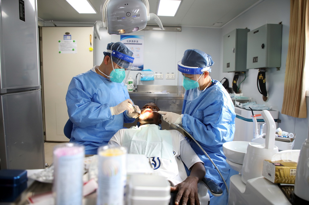 10月20日，中國海軍“和平方舟”號醫院船在貝寧科托努開展醫療服務。新華社發（劉志磊攝）