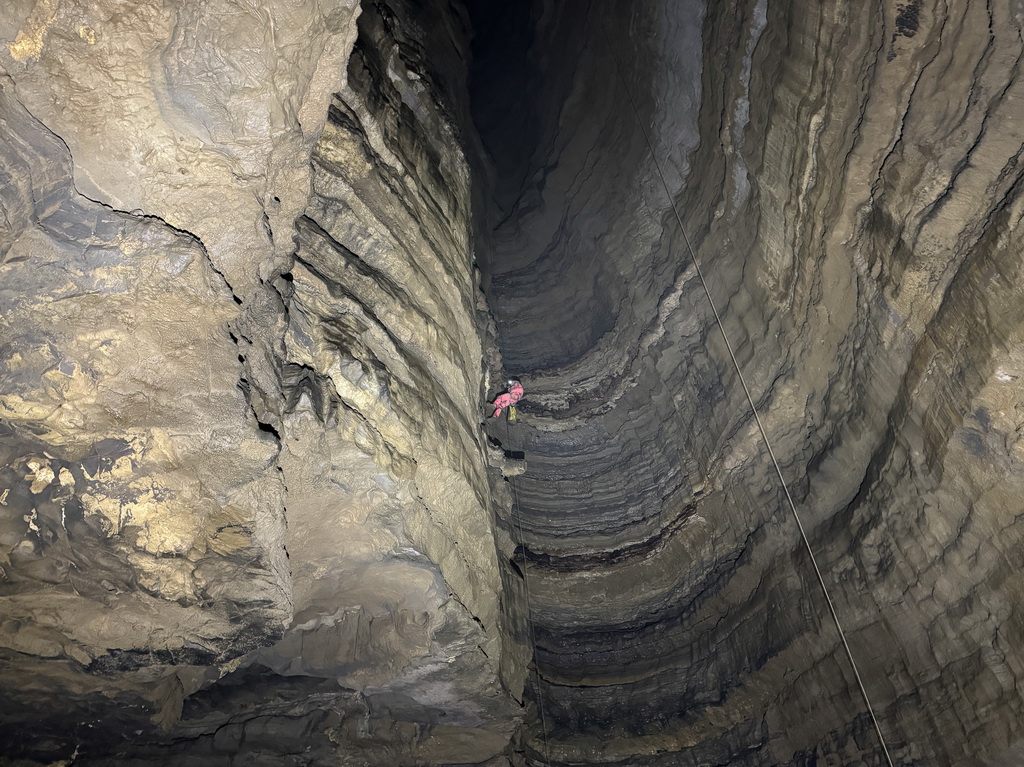 洞穴科考隊員在雙河溶洞群內開展工作（10月16日攝）。新華社發（趙飛攝）