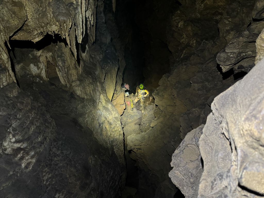 洞穴科考隊員們在雙河溶洞群內開展工作（10月11日攝）。新華社發（趙飛攝）