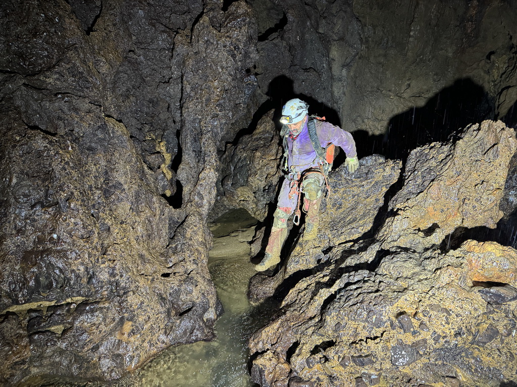 洞穴科考隊員在雙河溶洞群內開展工作（10月14日攝）。新華社發（趙飛攝）