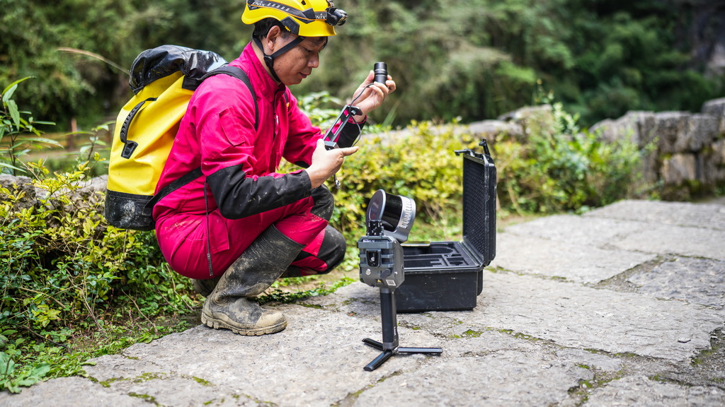 貴州省洞穴協會的科考隊員在組裝探測儀器（10月23日攝）。新華社記者 陶亮 攝