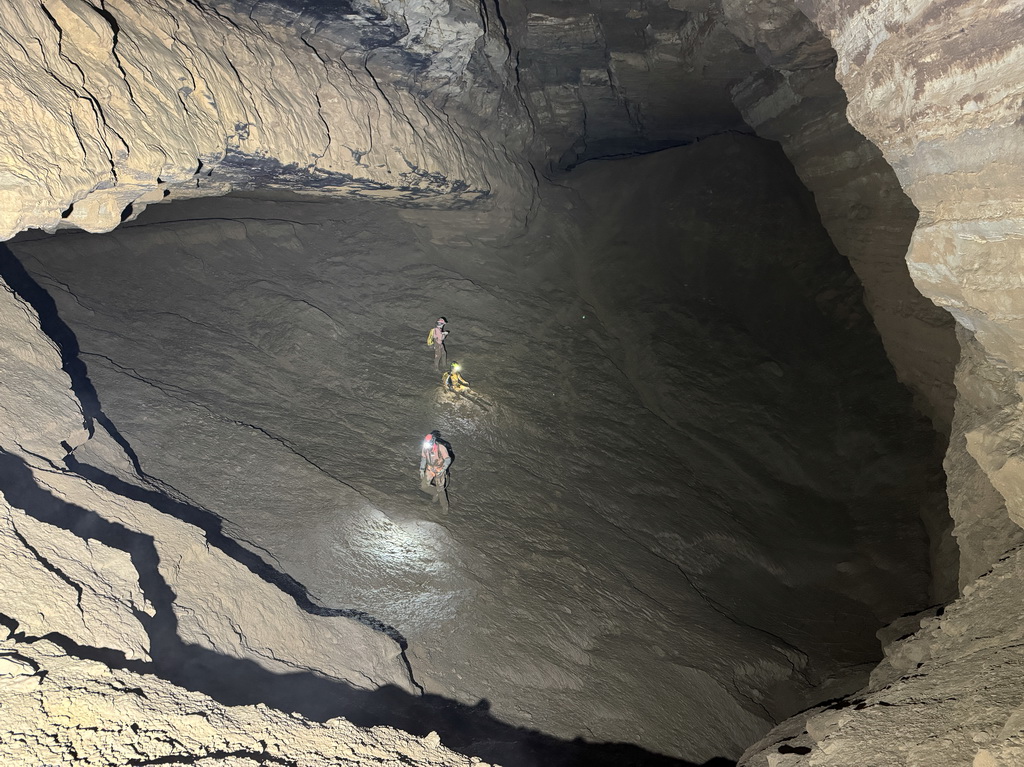 洞穴科考隊員們在雙河溶洞群內開展工作（10月12日攝）。新華社發（趙飛攝）