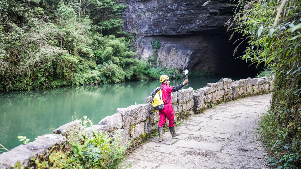 貴州省洞穴協會的科考隊員在使用探測儀器測量洞穴數據（10月23日攝）。新華社記者 陶亮 攝