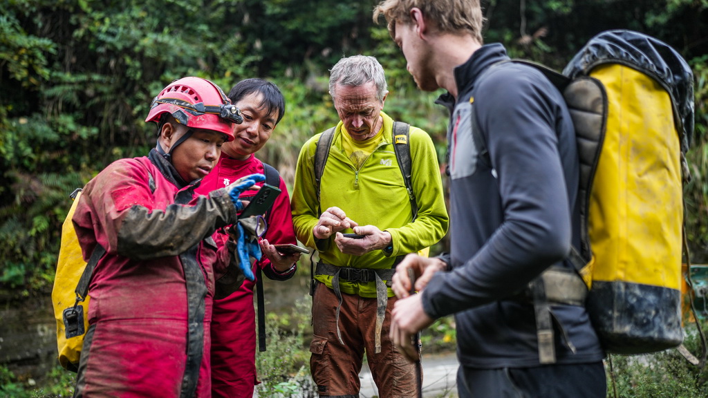 法國專家和貴州省洞穴協會的科考隊員在核對數據（10月22日攝）。新華社記者 陶亮 攝