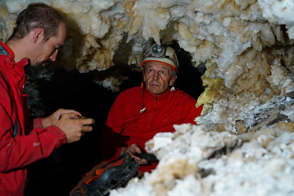 法國洞穴科考專家在雙河溶洞群內工作（10月18日攝）。新華社發（趙飛攝）