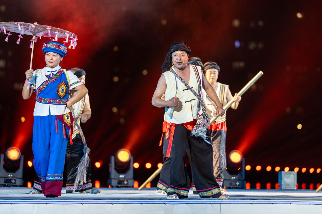 10月27日，在常德河街春秋廣場，湖北恩施巴東縣長江峽江號子傳承基地的演員在表演節目《長江峽江船工號子》。