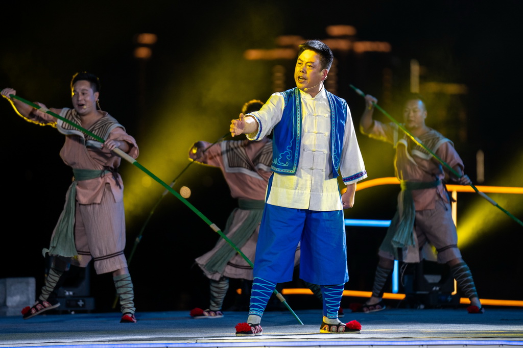 10月27日，在常德河街春秋廣場，陜西省漢中市鎮巴縣文工團的演員在表演節目《一路號子走漢江》。