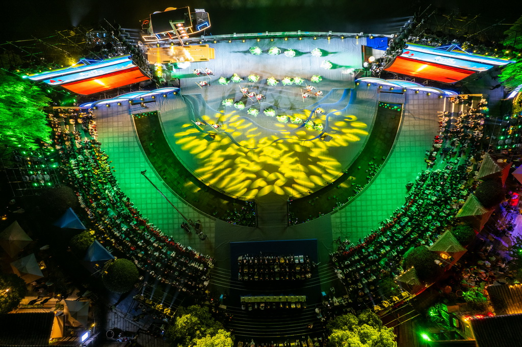 10月27日，2024全國原生態船工號子邀請展演在常德河街春秋廣場舉行（無人機照片）。