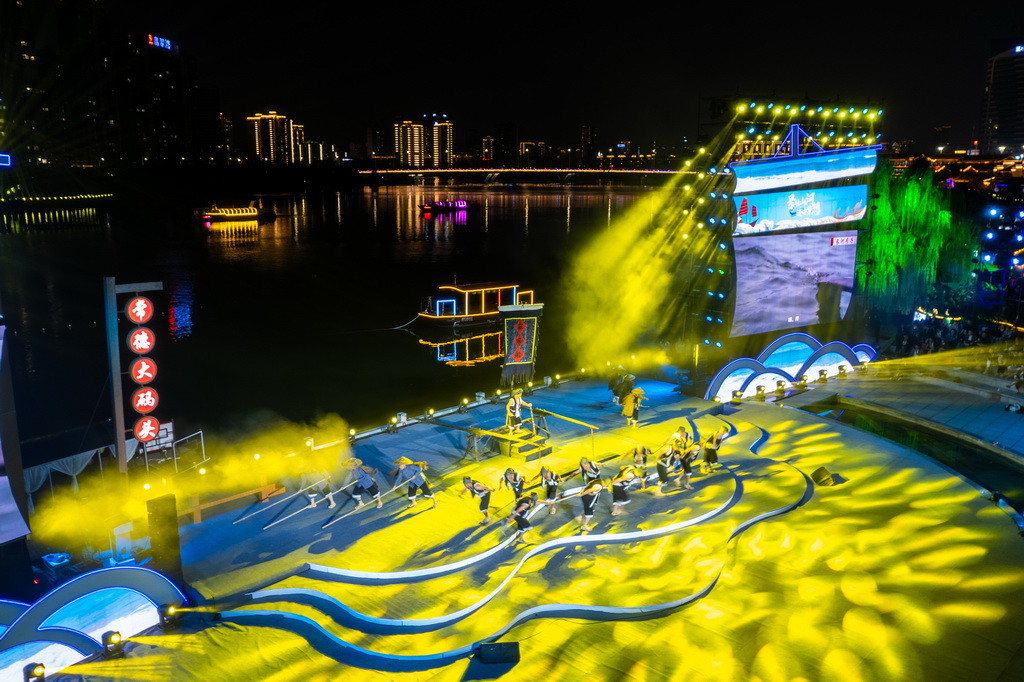 10月27日，2024全國原生態船工號子邀請展演在常德河街春秋廣場舉行（無人機照片）。