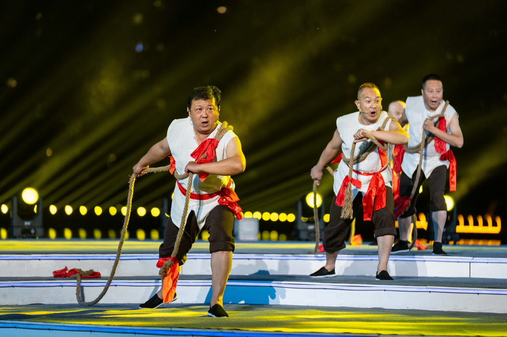 10月27日，在常德河街春秋廣場，河南省三門峽夢飛合唱團的演員在表演節目《三門峽黃河船工號子》。