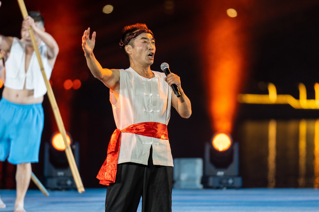 10月27日，在常德河街春秋廣場，常德市澧縣文化館的演員在表演節目《澧水船工號子》。