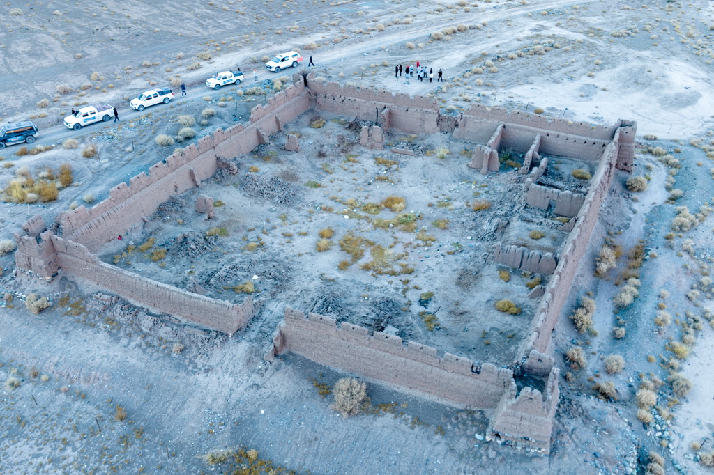 在新疆克孜勒蘇柯爾克孜自治州阿克陶縣木吉鄉，專家學者考察穆呼老營房遺址（10月21日攝，無人機照片）。新華社發（徐賢昊 攝）